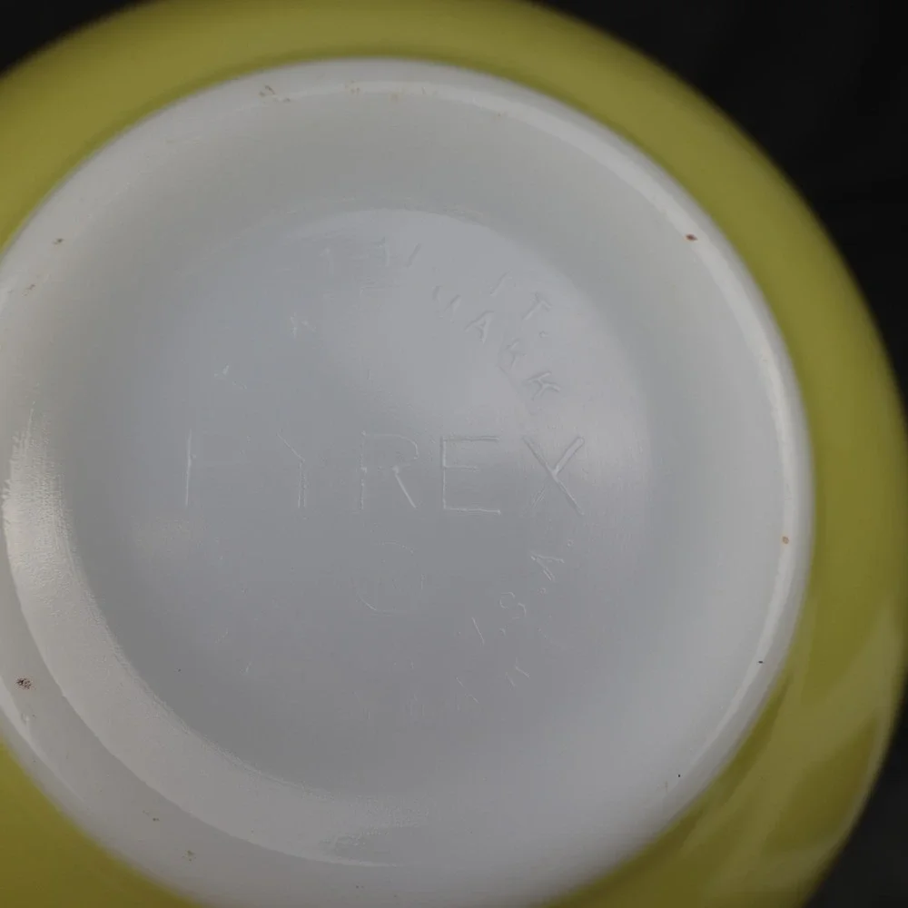 Pyrex vintage yellow